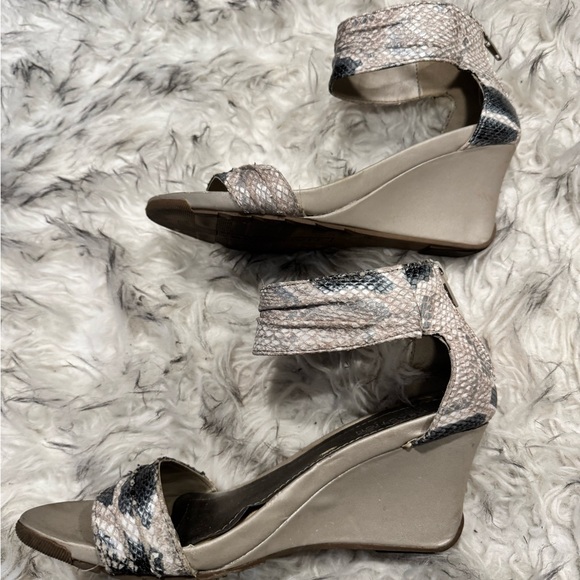 Kenneth Cole Reaction Gray and Cream Snakeskin Wedge Sandals - Picture 6 of 7